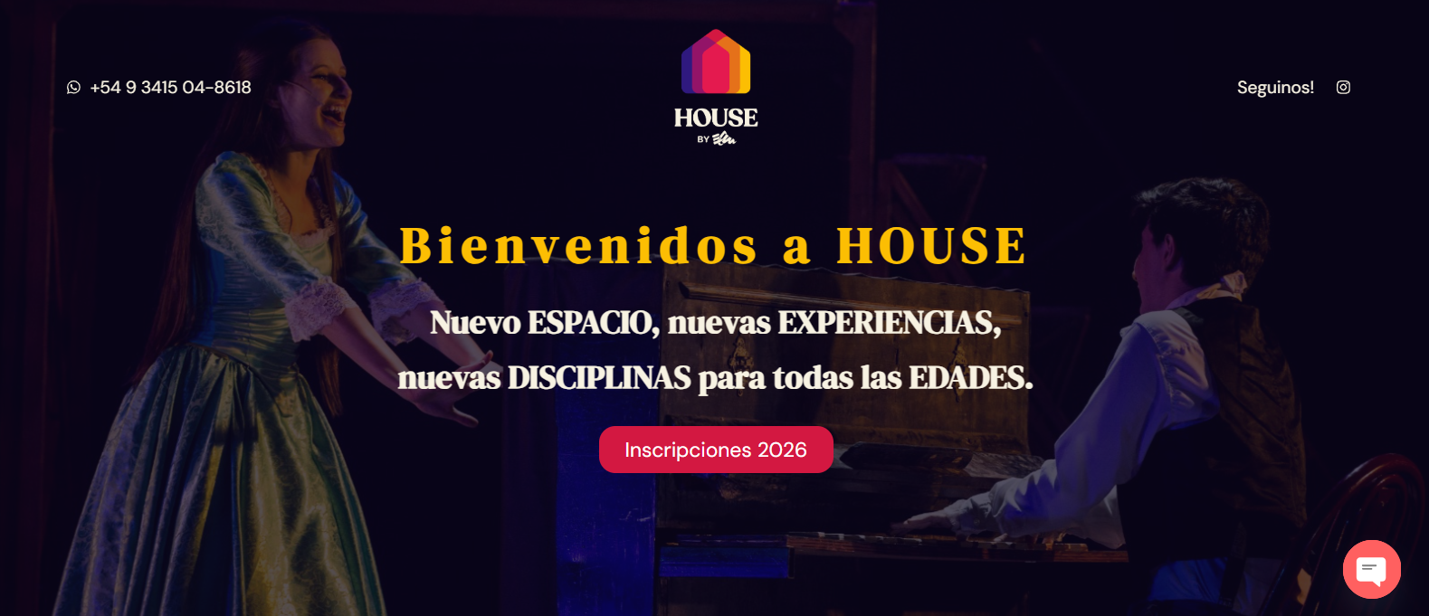 Mujer cantando y hombre al piano bajo el texto Bienvenidos a HOUSE con botón de inscripciones 2026.